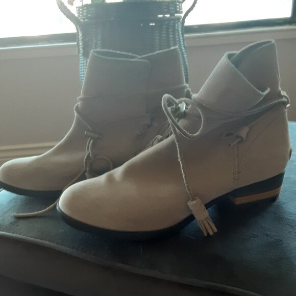 Size 9 1/2 10 ankle boots by Sorel. - Picture 5 of 6